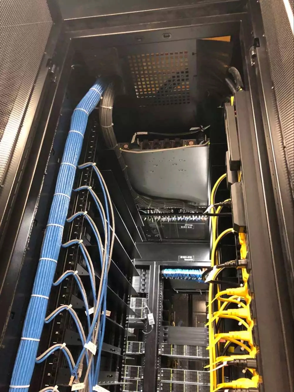 服务器机柜在现代数据中心中的作用