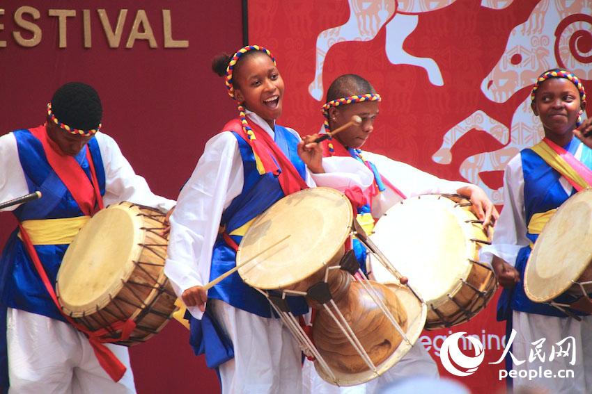 多元文化展现于指尖