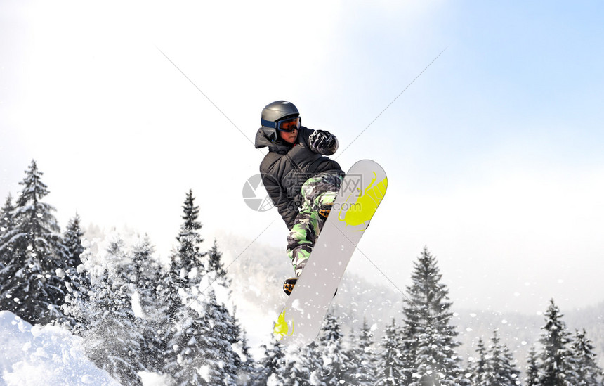 探寻滑雪运动员在高山之巅的挑战与激情