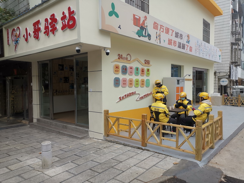 小哥了解服务器购买与维护成本