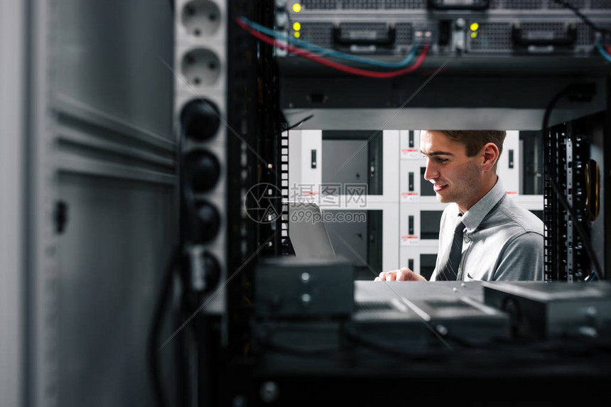 一台电脑服务器更换需要多少费用