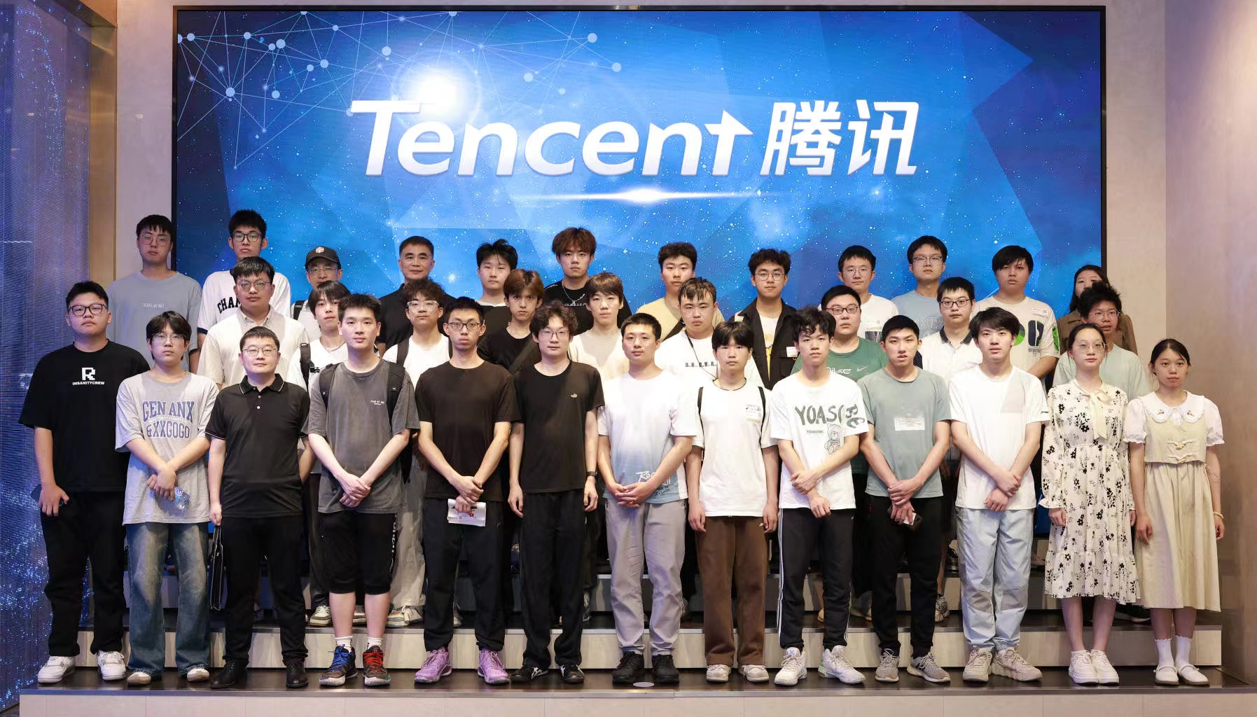 小哥了解腾讯服务器数量及影响