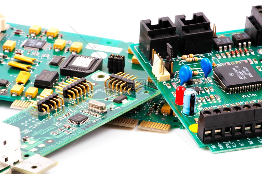 硬件选择与技术选择的成本对比