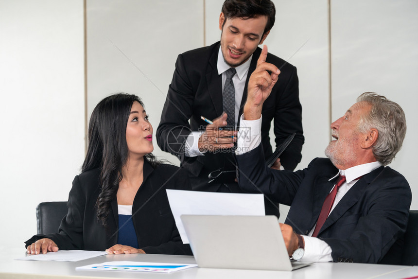 探讨在2t服务器中的硬盘存储量分布及配置特点