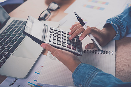 成本与多种因素有关